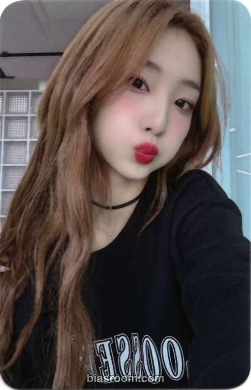 Loossemble - Make a Voyage Event merch photocard sweatshirt