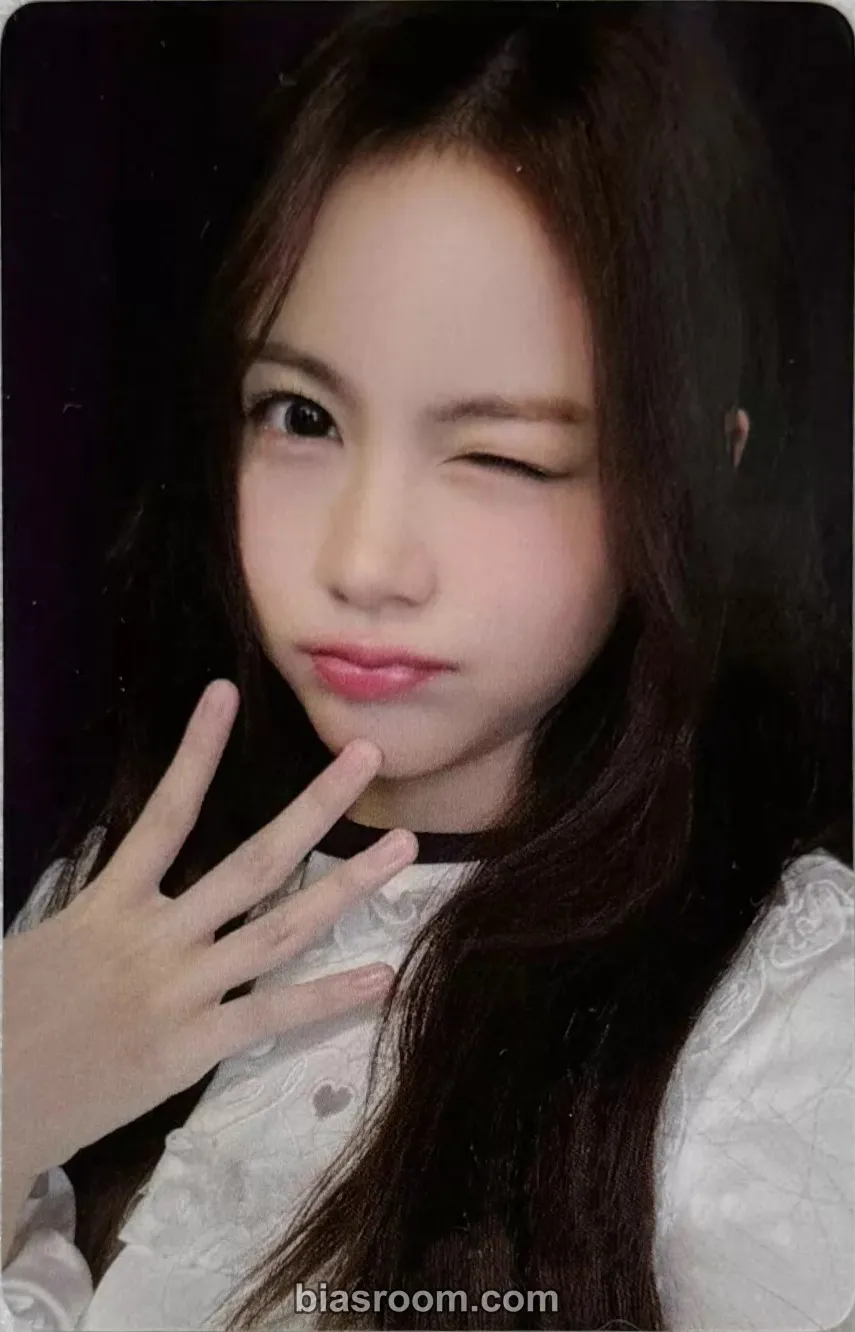 Hearts2Hearts - A-na - The Chase Album withfans / yizhiyu (yzy) fansign round 2 winner benefit